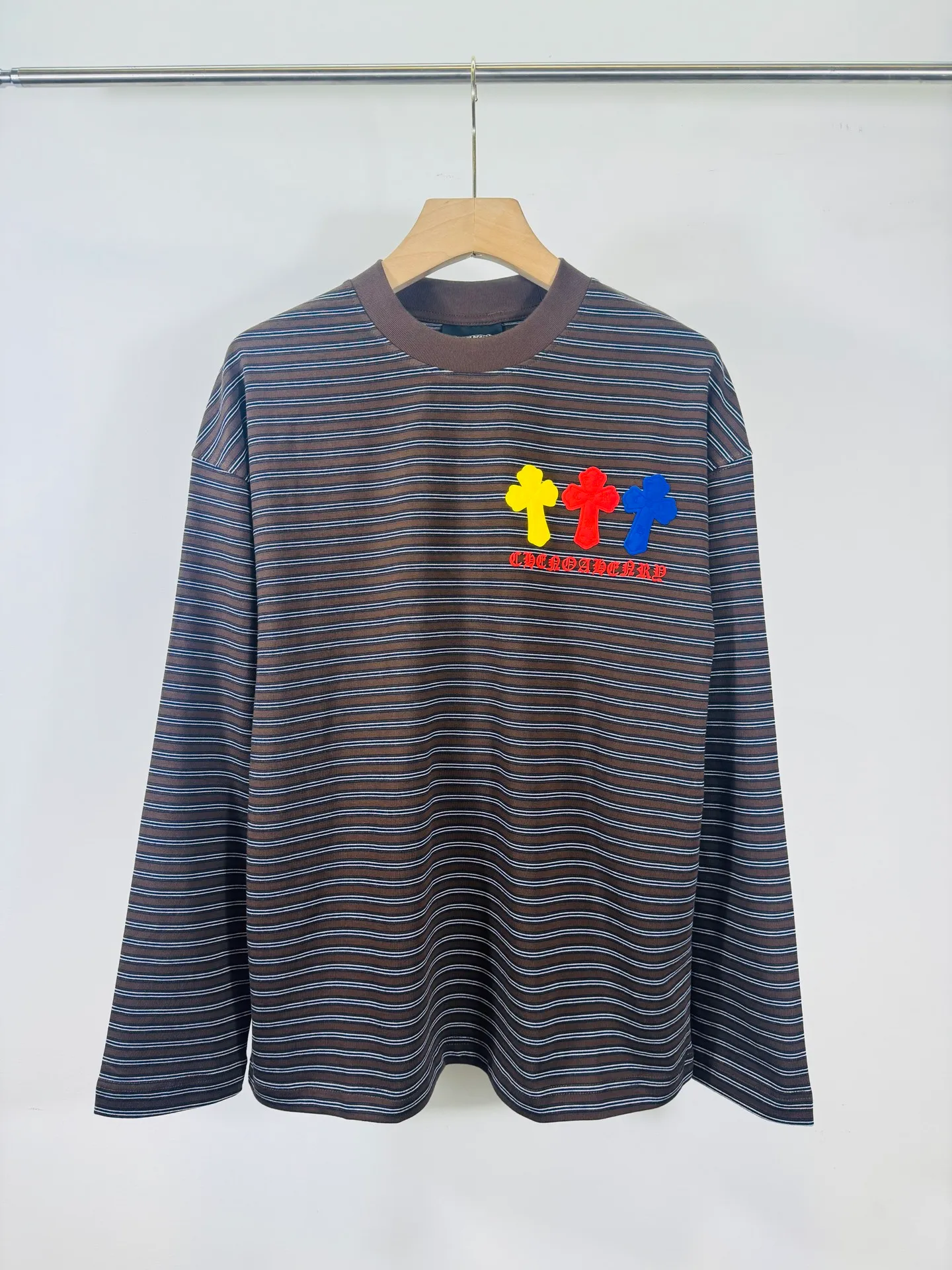 P250 top version, real shot without P, ​​different from market currency) 𝗖𝗵𝗿𝗼𝗺𝗲 𝗛𝗲𝗮𝗿𝘁𝘀/Cro Heart 2025 Autumn and Winter Horseshoe Cross 3D Printed Black and White Striped Couple Casual Long Sleeve 👑The highest version! Customized fabric 320g fabric! Horseshoe cross sticker, a best-selling model in the counter, very comfortable to wear. Accessories: original molded and authenticated collar label➕100% silk wash label. Genuine purchase-grade original hangtag➕matching hanging rope➕3D hanging beads➕original packaging bag. Craftsmanship: The original version has consistent wiring! The highest version of the armhole matching technique! Color: Black Size: S M L XL Style No.: 5189